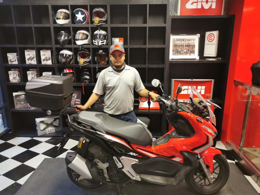 รถมอเตอร์ไซค์ Honda ADV150 ติดตั้งแร็คท้าย GIVI SRV-ADV150 และ กล่องท้าย B32N