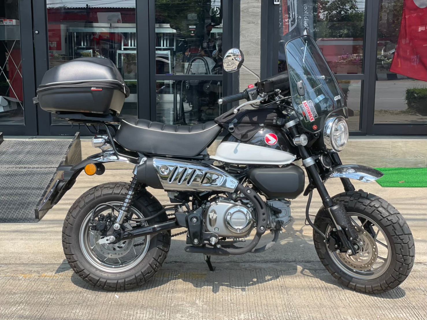 กล่องท้าย GIVI WL901 และชิลด์หน้า A604 ติดตั้งบนรถมอเตอร์ไซค์ Honda Monkey