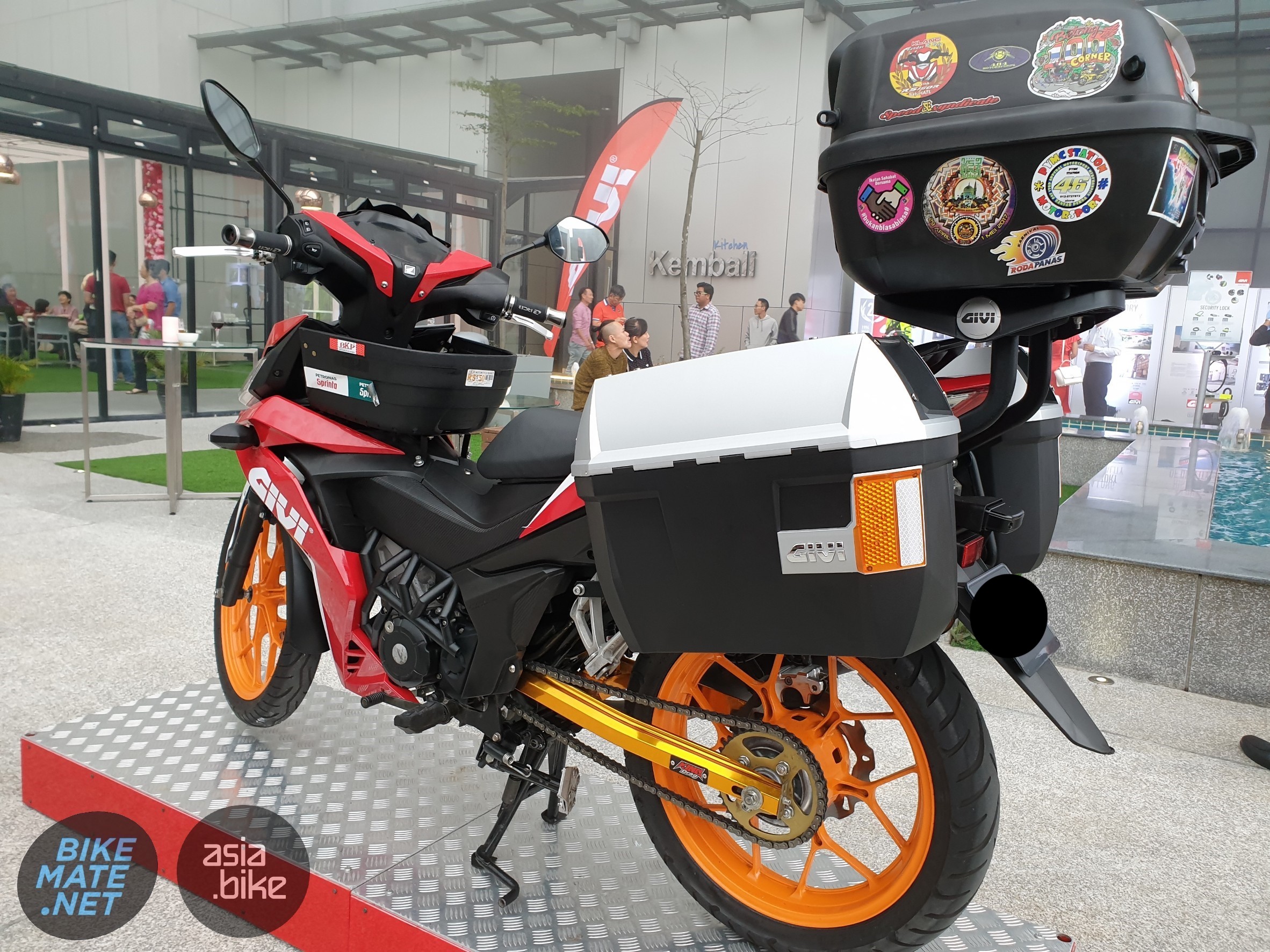 กล่องท้าย GIVI E43NTL-ADV และ กล่องข้าง GIVI E23G730-S_OR บนรถมอเตอร์ไซค์สกู๊ตเตอร์