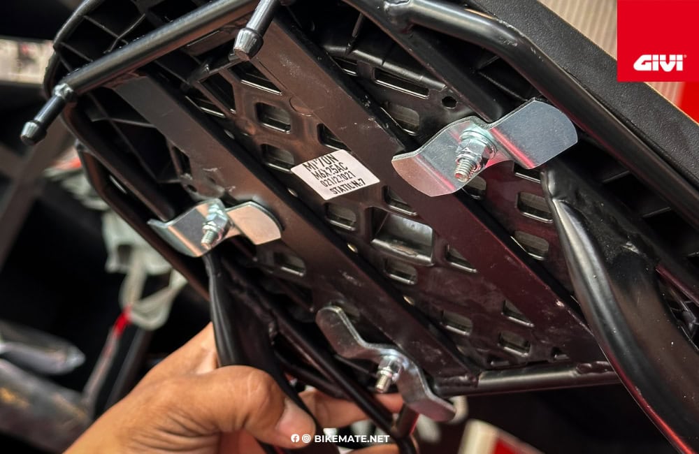 GIVI E43NML on Yamaha XMAX300